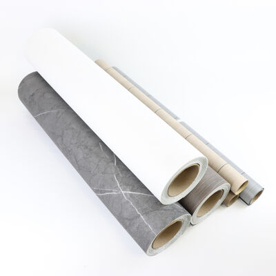 Hızlı ve kolay ev dekorasyonu yükseltmesi için gerçekçi ahşap veya kiremit desenleri ile premium kendi kendine yapışkan vinil zemin çıkartması