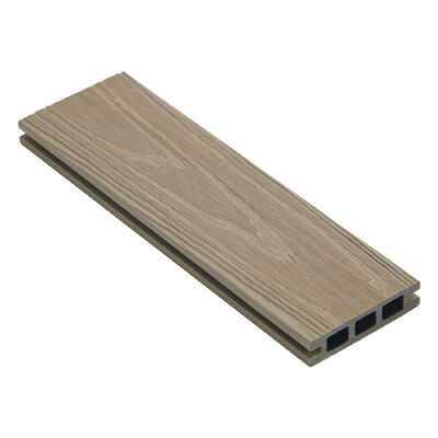 Dışarıdaki Çürük WPC Kompozit Çatısı.