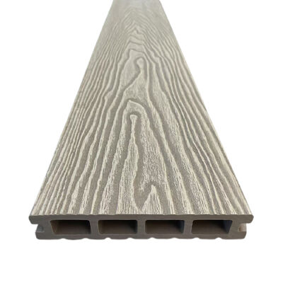 Dışarıdaki Çürük WPC Kompozit Çatısı.