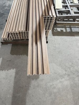 Özel Çevre Dostu İç Mekan Düzensiz Izgara Wpc Duvar Paneli 160x24 Kaplama