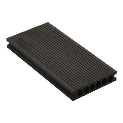 Dışarıdaki Çürük WPC Kompozit Çatısı.